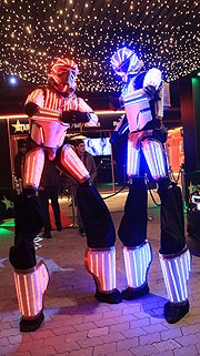 leuchtende LED Walking Acts zur Eröffnung des Star Club am 28.11.2019 (©foto: Martin Schmitz)